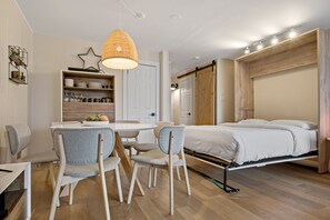 Explore Tremblant | HDL421 | In-room dining