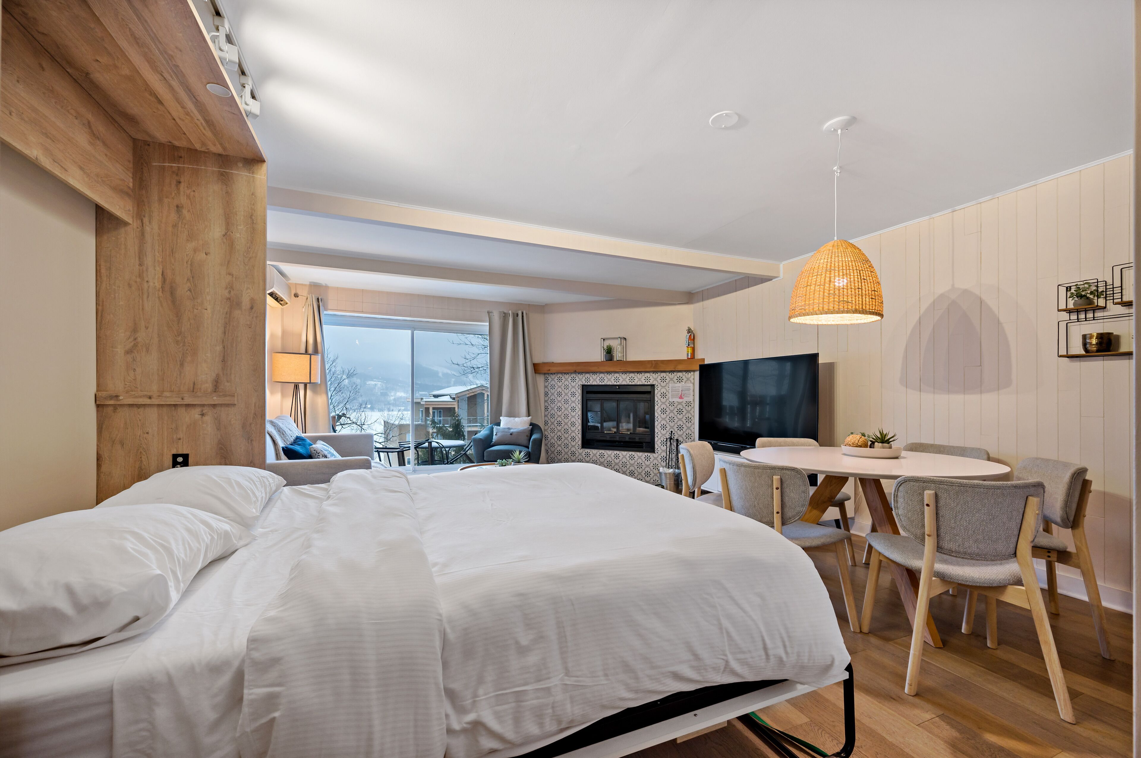 Explore Tremblant | HDL421 | Área de sala de estar | Televisión de pantalla plana de 40 pulgadas con canales por cable 