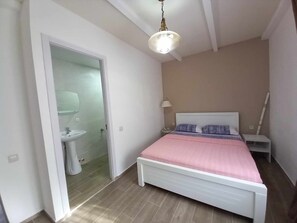 Standard Room | Bathroom | Shower, rainfall showerhead, hair dryer, towels - Home of Gnomes (Akhmeta)