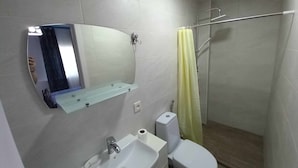 Shower, rainfall showerhead, hair dryer, towels - Home of Gnomes (Akhmeta)