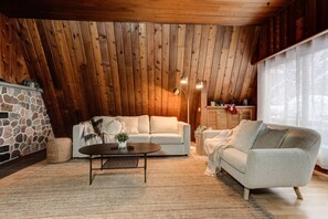 TV, fireplace, stereo - Rustic A-Frame | Hot Tub | Fire pit | Pool Table (Greater Sudbury)