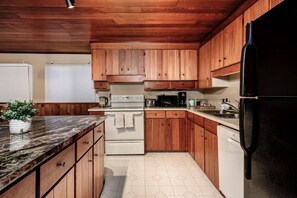 Fridge, microwave, oven, stovetop - Rustic A-Frame | Hot Tub | Fire pit | Pool Table (Greater Sudbury)