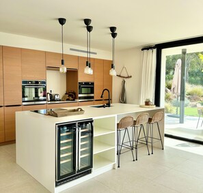 ثلاجة، ميكروويف، فرن، موقد طهي مسطح