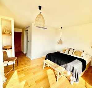 5 bedrooms, iron/ironing board, WiFi, bed sheets