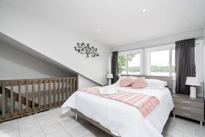 3 Schlafzimmer, Schreibtisch, Bügeleisen/Bügelbrett, WLAN