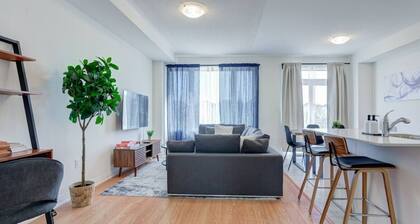 Stylish 3BDR in Pickering`s Heart | Free Parking