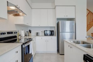 Refrigerador, microondas, horno y parrilla de estufa