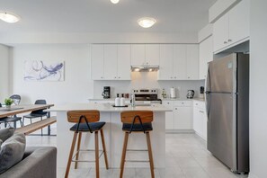 Kjøleskap, mikrobølgeovn, ovn og kokeplater