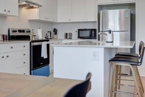 Køleskab, mikrobølgeovn, ovn, kogeplade