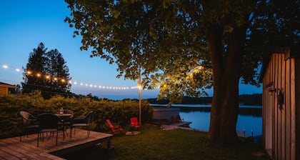 Waterfront Bliss: Firepit & BBQ Cottage R