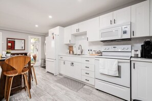 Frigorífic, microones, forn i placa de cuina 