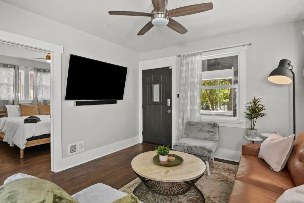 Heart of the Highlands - Walk to Highlands Square!