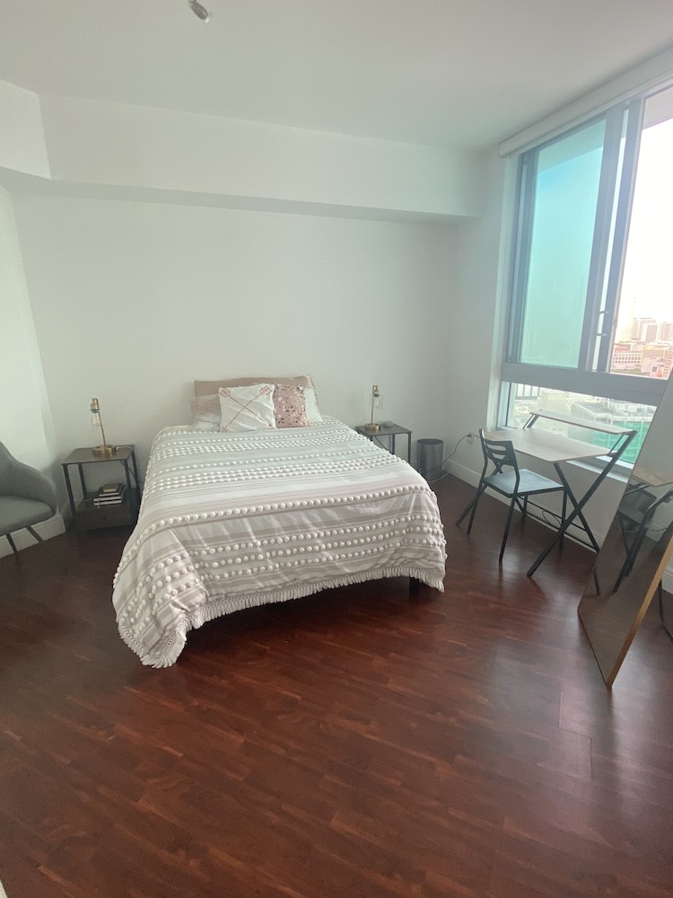 5 Star Luxury King Suite Apartment With Downtown View