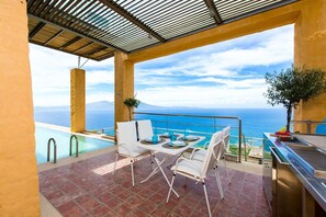 تناول الطعام بالخارج