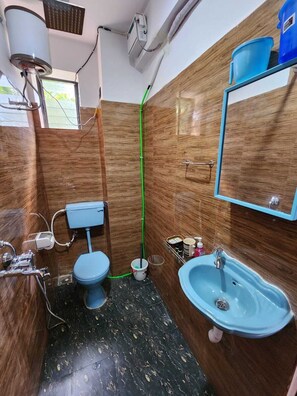 Ducha, secador de pelo, toallas y jabón