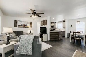 Smart TV, fireplace - Cozy Mountain Town Farmhouse for Winter Fun in Flag!  (Flagstaff)