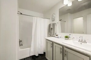 Hair dryer, towels, soap, shampoo - Cozy Mountain Town Farmhouse for Winter Fun in Flag!  (Flagstaff)
