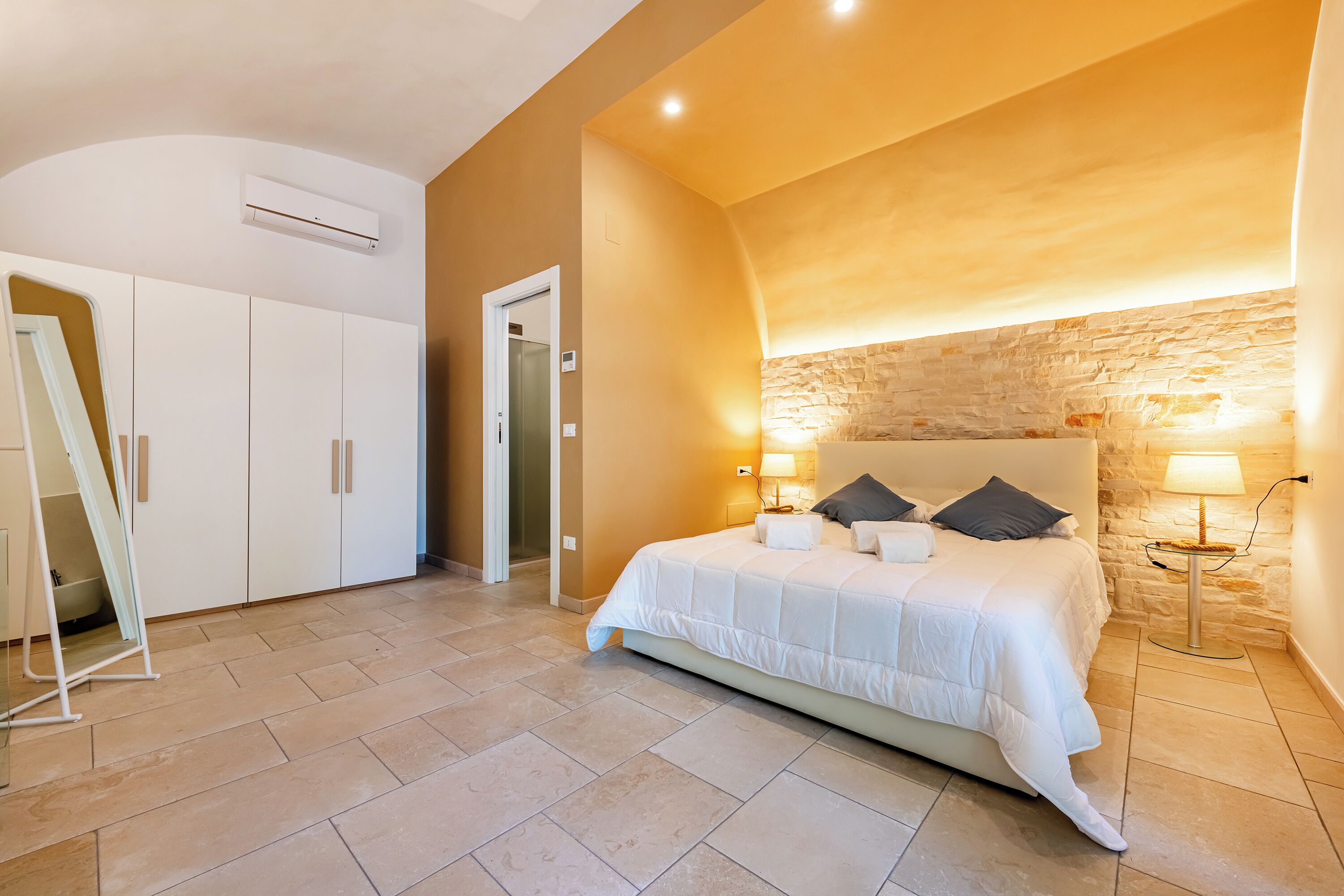4 camere, postazione laptop, ferro/asse da stiro, Wi-Fi gratuito