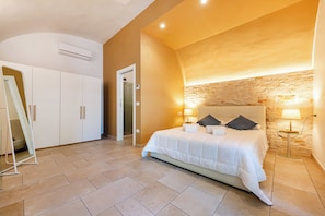4 habitaciones y espacio para trabajar con laptop 