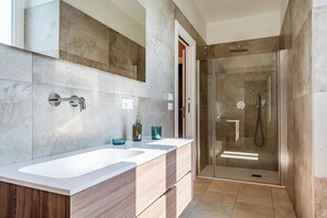 Bruser, hårtørrer, bidet, håndklæder