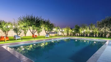 Hồ bơi ngoài trời phục vụ theo mùa