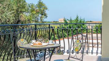 Family Villa, 4 Bedrooms (Palazzo Biscilia with private pool) | Tempat makan luar