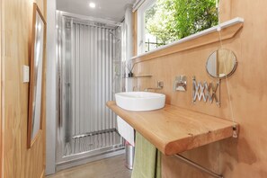 Shower - The Treehouse - Raglan Holiday Studio (Raglan)