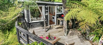The Treehouse - Raglan Holiday Studio