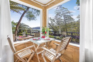 Dining - The Treehouse - Raglan Holiday Studio (Raglan)