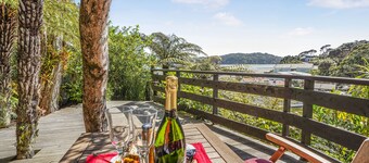 The Treehouse - Raglan Holiday Studio