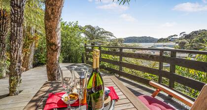 The Treehouse - Raglan Holiday Studio