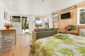 Interior - The Treehouse - Raglan Holiday Studio (Raglan)