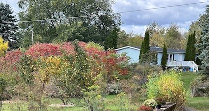 Robin's Nest: Newly renovated home located on 60 acres of fields & forest.