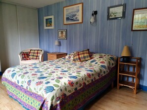 5 bedrooms, desk, iron/ironing board, travel cot