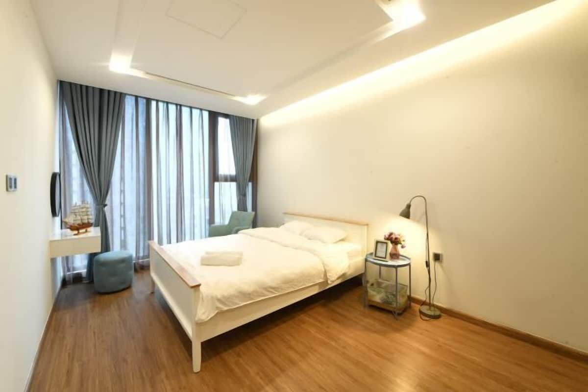 1 dormitorio, ropa de cama de alta calidad, escritorio