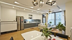 Smart TV 55-inci dengan saluran TV kabel, perapian, dan film berbayar