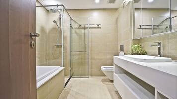 Apartment, 3 Bedrooms | Bathroom | Separate tub and shower, deep soaking tub, rainfall showerhead