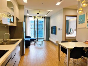 Apartemen, 1 kamar tidur, balkon | Area keluarga | Smart TV 55-inci dengan saluran TV kabel, perapian, dan film berbayar