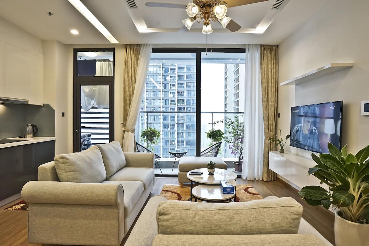 Smart TV de 55 pulgadas con canales por cable y chimenea