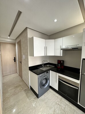 Fridge, microwave, oven, stovetop - Ziad Studio Moderne (Casablanca)