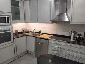 Kjøleskap, mikrobølgeovn, ovn og kokeplater