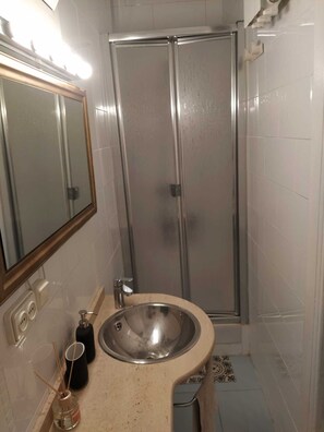 Dusj, håndklær, såpe og sjampo