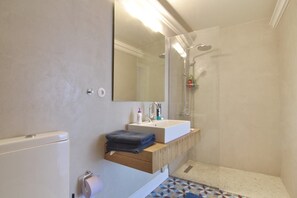 Luxury Apartment | Bathroom - Mouragia Luxury Stay by CorfuEscapes (Corfu)