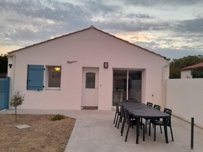 Outdoor dining - new house located near the pine forest (Barbâtre)