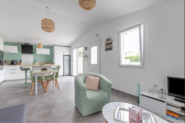 TV, books - new house located near the pine forest (Barbâtre)