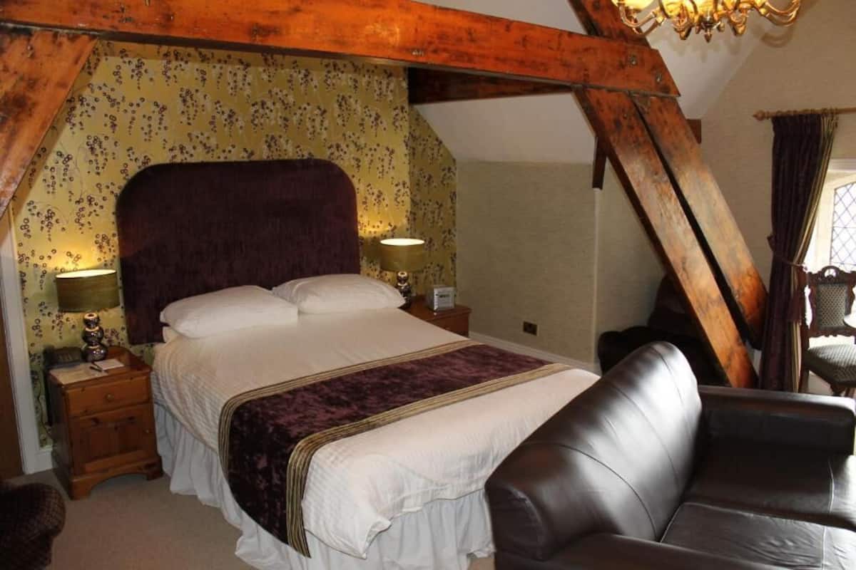 Classic Double Room | Blackout drapes, iron/ironing board, WiFi (free)