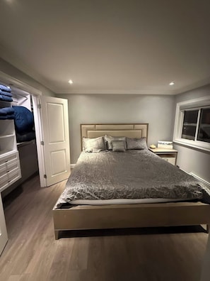 2 bedrooms, in-room safe, desk, iron/ironing board