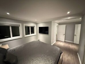 2 bedrooms, in-room safe, desk, iron/ironing board