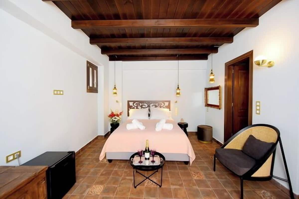 Sol Luxury Suite Hot Tub City View | 1 camera, minibar, una cassaforte in camera, ferro/asse da stiro