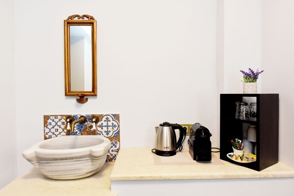 Olea Europaea Luxury Suite hot Tub Garden View | 起居区 | 40-英寸纯平电视（配备卫星频道）、DVD 播放器、收费电影